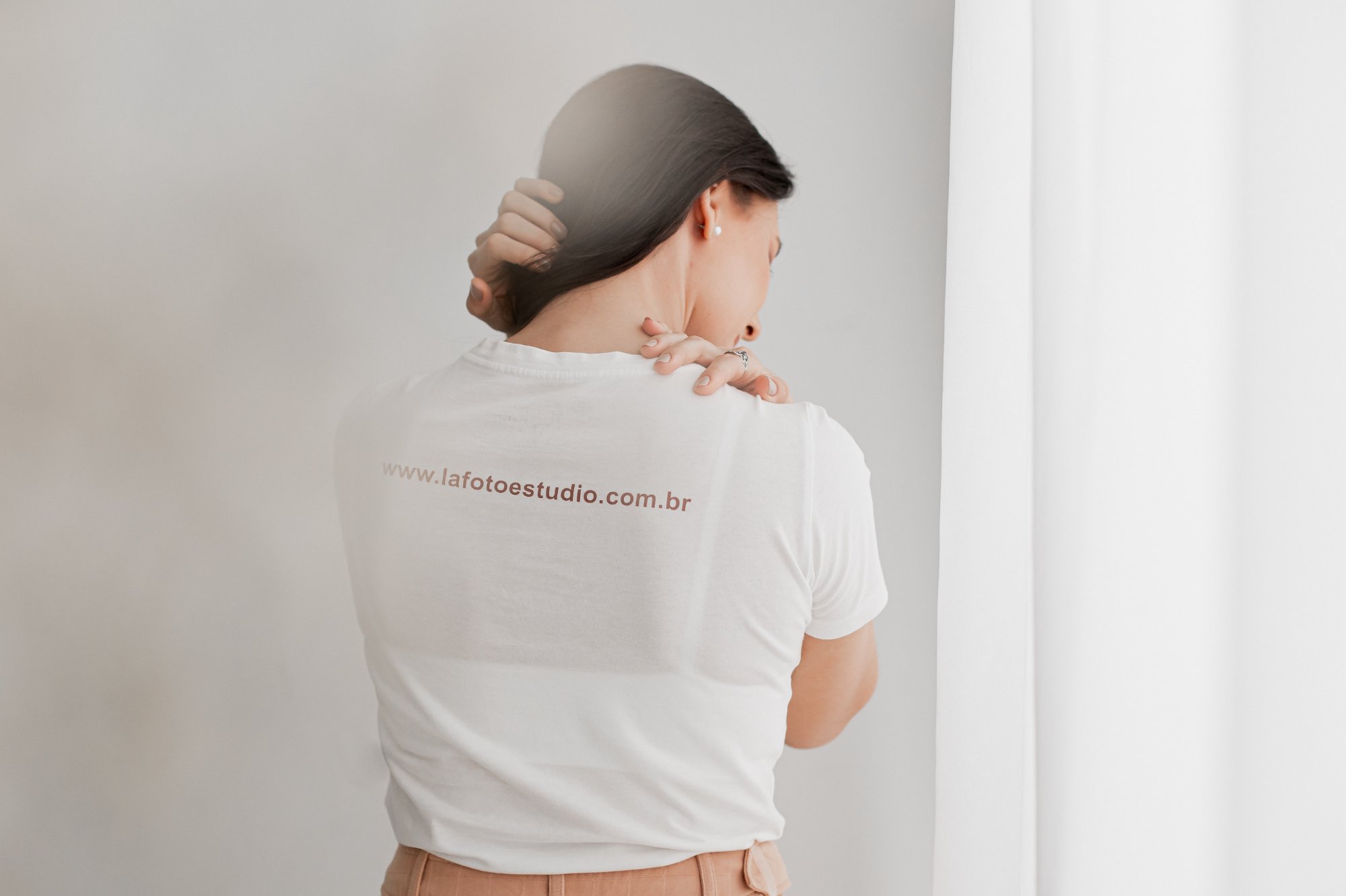 Iluminação Natural vs Flash no Estúdio: Quando Usar Cada Um